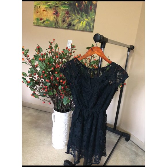 HOLLISTER NAVY LACE DRESS - Picture 2 of 3